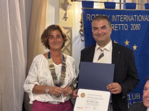 CERIMONIA DELLA CAMPANA AL ROTARY CLUB ROMA NORD EST TRA LA PRESIDENTE KATIA NICOLETTI E IL NEO PRESIDENTE CARLO FELICE CORSETTI 10 Foto 1