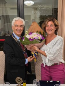 CERIMONIA DELLA CAMPANA AL ROTARY CLUB ROMA NORD EST TRA LA PRESIDENTE KATIA NICOLETTI E IL NEO PRESIDENTE CARLO FELICE CORSETTI 17 Foto 10 1