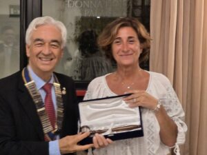 CERIMONIA DELLA CAMPANA AL ROTARY CLUB ROMA NORD EST TRA LA PRESIDENTE KATIA NICOLETTI E IL NEO PRESIDENTE CARLO FELICE CORSETTI 15 Foto 11 1