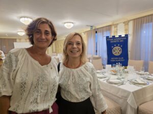 CERIMONIA DELLA CAMPANA AL ROTARY CLUB ROMA NORD EST TRA LA PRESIDENTE KATIA NICOLETTI E IL NEO PRESIDENTE CARLO FELICE CORSETTI 21 Foto 12 1