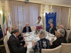 CERIMONIA DELLA CAMPANA AL ROTARY CLUB ROMA NORD EST TRA LA PRESIDENTE KATIA NICOLETTI E IL NEO PRESIDENTE CARLO FELICE CORSETTI 2 Foto 14 1