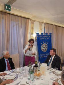 CERIMONIA DELLA CAMPANA AL ROTARY CLUB ROMA NORD EST TRA LA PRESIDENTE KATIA NICOLETTI E IL NEO PRESIDENTE CARLO FELICE CORSETTI 3 Foto 15 1