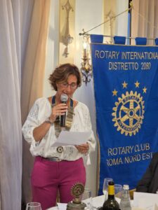 CERIMONIA DELLA CAMPANA AL ROTARY CLUB ROMA NORD EST TRA LA PRESIDENTE KATIA NICOLETTI E IL NEO PRESIDENTE CARLO FELICE CORSETTI 4 Foto 17 1