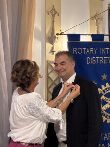 CERIMONIA DELLA CAMPANA AL ROTARY CLUB ROMA NORD EST TRA LA PRESIDENTE KATIA NICOLETTI E IL NEO PRESIDENTE CARLO FELICE CORSETTI 9 Foto 2