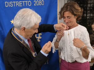 CERIMONIA DELLA CAMPANA AL ROTARY CLUB ROMA NORD EST TRA LA PRESIDENTE KATIA NICOLETTI E IL NEO PRESIDENTE CARLO FELICE CORSETTI 14 Foto 24