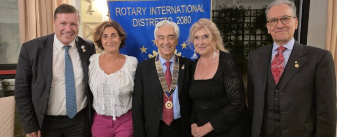 CERIMONIA DELLA CAMPANA AL ROTARY CLUB ROMA NORD EST TRA LA PRESIDENTE KATIA NICOLETTI E IL NEO PRESIDENTE CARLO FELICE CORSETTI 1 Foto 7 1