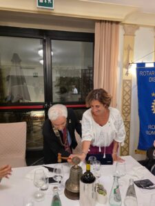CERIMONIA DELLA CAMPANA AL ROTARY CLUB ROMA NORD EST TRA LA PRESIDENTE KATIA NICOLETTI E IL NEO PRESIDENTE CARLO FELICE CORSETTI 19 Foto 8 1
