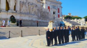 Il Rotary rende omaggio alla Nazione con la deposizione della corona d’alloro all’Altare della Patria 6 05 MVIMG 20260701 094824