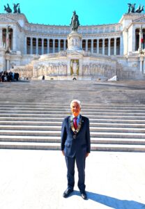 Il Rotary rende omaggio alla Nazione con la deposizione della corona d’alloro all’Altare della Patria 9 08 PXL 20260701 072601653